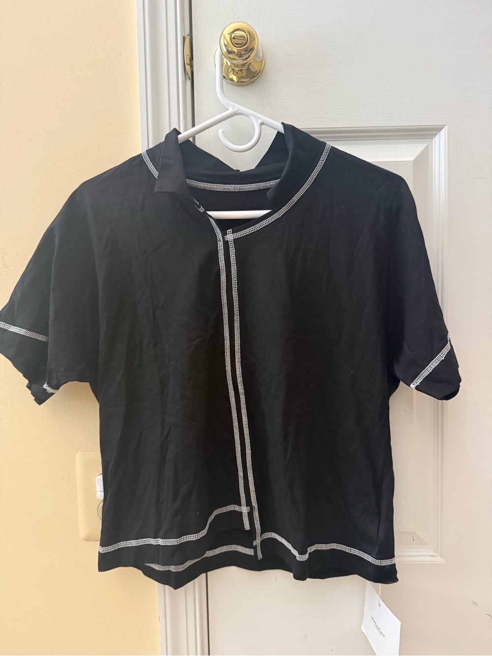 Black Short-Sleeve Cropped Top with White Contrast Stitching